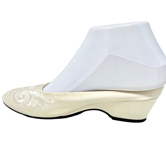 Victoria’s Secret Gold Label Vtg Slipper Low Heel Cream Satin Leather Sole 5 / 6 - Picture 5 of 10